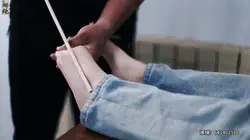 【娜绳工作室】【青柠】97NSGZS-97 ◀作为学生竟然不好好上课，偷偷摸摸去逃课买零食，这下正好被逮个正着。严厉的男老师抓住了正在逃课买零食的青柠同学，零食跟人一起被抓住，这下证据确凿，不用狡辩<br>青柠被老师教训，说自愿被打脚心和脚背，并且保证下次再也不敢了。被打脚心还好说被打脚背就很难说了，脚背上全是骨头，藤条每下击打在脚背都是钻心的疼，当然叫声也是更大。一开始是老师掰着脚趾打脚心，到后来换成青柠同学掰着脚趾打脚心，打到后面都快被打哭了。以后也不用担心青柠在乱逃课了，这下青柠算是吃尽苦头了。<br><br>大号QQ：642462518，有需要的加<br>备用QQ：3681234217<br><br>◀不要担心缩略图中我打的码，那是为了过审，实际视频中是没有码的，可放心购入，视频质量绝对放心。<br><br>➡此后视频，已更新设备，需要的看官可放心下单，双机位拍摄，远近随心所欲观看，要细节有细节，要整体有整体。<br><br>↓   ↓   ↓   ↓   ↓   ↓   ↓   ↓   ↓   ↓   <br>✅主页：https://www.linzijun.app/@nashenggzs<br>✅QQ：642462518   备用：3681234217<br>✅微信：Nashengliaokao<br>✅推：@NashengQN<br>↓   ↓   ↓   ↓   ↓   ↓   ↓   ↓   ↓   ↓   <br>➡需要定拍的可直接加我的联系方式，模特可接定拍时，一般当天出片。<br><br>➡【娜绳工作室】为各位同好和同行提供作品定制、原味等<br><br>有兴趣的可以实地体验，工作室是在青岛黄岛，欢迎想要来的大学生来实地体验绳艺或镣铐，多谢合作<br><br>------------------------------------------------------------------------------------------------------------------------------------------------------------------------------------<br>㊙【解压密码】[-H] nana2023     在下载后解压的文件里  为防止被封，建议根据所给的提示请修改后缀名后观看。建议下载后观看，防止被封，请勿在线观看。如果是电脑端，可下载后修改后缀名可观看 [-H]<br>------------------------------------------------------------------------------------------------------------------------------------------------------------------------------------<br><br>先说明一下，购买视频的老板们不用担心解压问题了，现在开始以后去除三层解压，下载后只需密码解压一次即可，然后修改后缀名即可看视频了。还是不建议在线观看哦~<br>