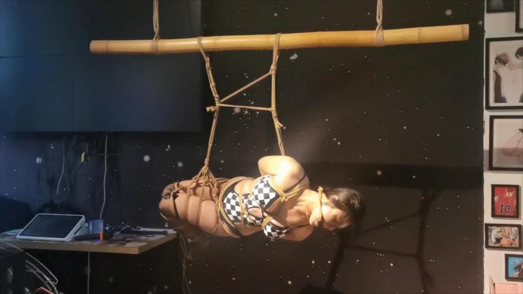 然姐绳幻想上部 李然来到了一家圈子酒吧，酒吧设施道具齐全，李然随手拿起一捆绳子，开始了无限幻想，<br>经过和鑫哥一番沟通，达成共识，各种紧缚悬吊SP等道具轮番上阵，<br>然姐得到了满足。话不多说，直接上干货。<br>时间：36分钟<br>大小：2G<br>定拍QQ：445055822<br>下载后解压文件即可播放视频