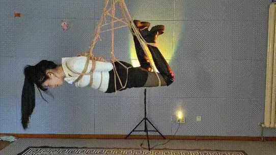 新模黄真真初体验 黄真真经朋友介绍来做绳模，初次到店体验绳艺，第一次就体验到悬吊，捆绑 ，口球堵嘴，单腿悬吊。视频解压密码：666888  。<br>一绳所爱绳艺体验店面向全国爱好者开放，本店提供绳艺捆绑模特服务、体验女绳师捆绑服务、变装绳艺体验、绳艺婚纱照摄影、体验长时间囚禁服务、绳艺教学培训、绳艺交流会、绳艺逃脱挑战赛、场地出租、专业麻绳销售，原创绳艺扑克销售、原创视频套图销售、作品私人定制、模特原味丝袜出售等，另外本店招募同好合作伙伴。微信：351552501初心