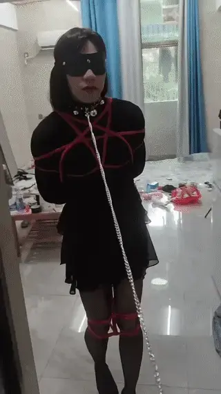 （梦瑶）驷马电击鞭打，K9行走，强制高朝，口球 1.捆绑上半身，膝盖捆起来，带上项圈，训练器和杠塞，蒙上眼睛，被牵着行走。<br>2.驷马绑法要求M挣脱，带上口球，抚摩敏感部位，电击器和杠塞振动，放置20分钟，挣脱失败会受到惩罚，打屁股，打一下数一次。<br>3.K9用胶带把M四肢捆绑，开启训练器杠塞。<br>4.用棒棒进行强制高朝，同时开始电击和振动杠塞，玩弄敏感部位。QQ1182242274，欢迎小伙伴来找我玩哦