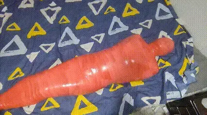 控制呼吸，制作一个紧密无孔的胶带全包木乃伊！痛苦挣扎 本视频全长约50分钟，1080P,解压密码：limao<br>今天我们来制作一个红色的全包木乃伊，要用到的有zentai打底衣，保鲜膜，红色胶带，剪刀，填充物一只<br>  这次小填充物是第一次拍视频，开始感觉还很放松，可是随着胶带的一圈一圈缠紧，变得有点局促不安，但是胶带全包好处就是只要包住了胳膊，你就不可能出来了哦，无论你多么紧张，害怕，都只能看着自己被一圈一圈胶带逐渐封闭，对了，看不到，感受到，慢慢慢慢，到最后一丝胶带缠好后，变成一只彻底的木乃伊<br>       缠到头部的时候明显感觉填充的呼吸变得急促，还会发出奇怪的声音，但是已经无法反抗的填充只能感受着胶带逐渐包裹自己的头部，封住自己的嘴巴，蒙住自己的眼睛，直到贴死最后一丝缝隙，彻底物化，这时候即使怎么挣扎，都无济于事<br>       美中不足的是，填充必须留一个呼吸孔，全身都被完全封闭，留一个呼吸孔就显得没那么完美，所以我们最后要把唯一的呼吸孔彻底封死，在填充被封死后，变成一具彻底的，无孔的，完美的木乃伊时，留下精彩的瞬间，像这样的木乃伊，如果扔在杂物间的角落，即使被人看到也不会觉得里面是活的吧，当然小av棒也不能少哦，毕竟我最喜欢看着完美的作品无助挣扎了<br>狸猫工作室个人接赞助，定拍，都是白菜价，很多东西还在慢慢摸索，感谢大家的支持！联系方式:<span style='color:#b0b0b0;'>[隐藏文字，购买后可见]</span>，留好友请出示妖狐购买记录<br>
