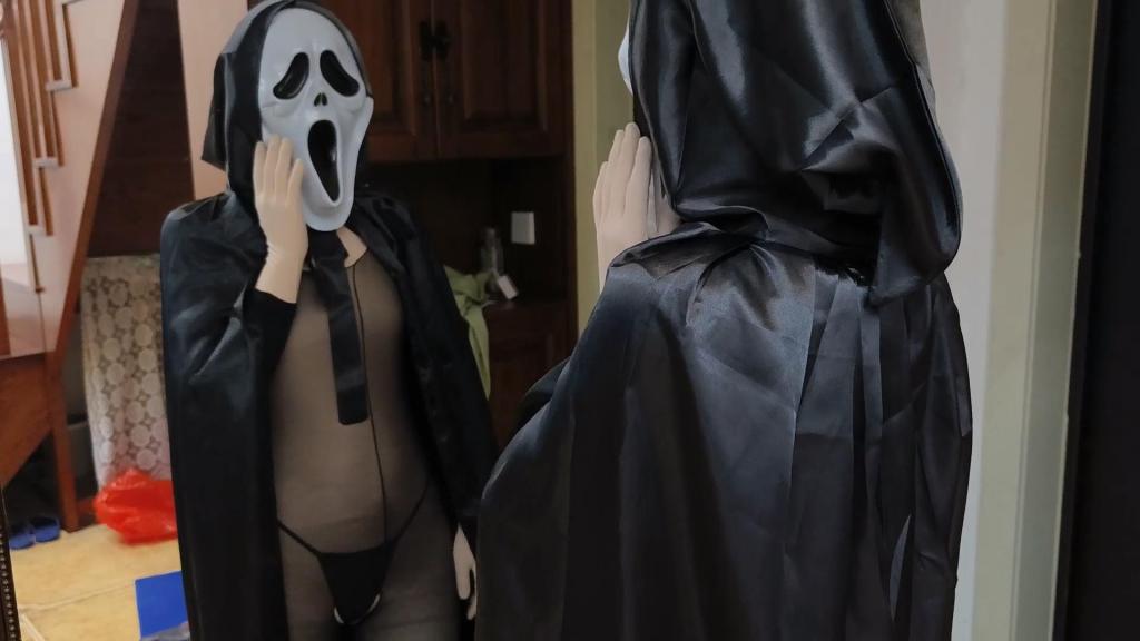 【梦のkigurumi】惊声尖叫、黑色全脸 外面的天气下起了暴雨，阵阵雷声让我产生了恐惧，我穿上黑色的全包连身衣和皮，戴上了我放了很久的尖叫面具，真像看看面具下的自己是什么样子的，幽暗的光线照进家里，还有黑色的包裹丝袜，这样真的让我感觉到很有安全感和舒适。。。。。。<br>【网盘文件先下载到电脑，改后缀名为zip。解压得出的文件后续名zzz修改为MP4】