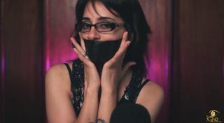 [ASMR] Skullcandy Tests Duct Tapes - Taped Mouth - No Talking 一位外國美女嘗試各種膠帶封嘴進行ASMR