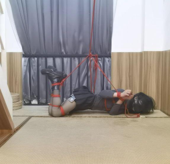 自缚郊狼大挑战！（电哭版） 来玩了一下作死的郊狼电击挑战，塞子加四个贴片，塞子正常我能坚持到50，然后初始就设置到了30，贴片是80初始设置到了50，然后都是定时启动，跳动和增强全拉满，想着反正启动的时候已经是绑完了，那会想关也关不掉~~挑战一下自己的极限，后面就后悔了，再也不作死了，被电了快半个点，人直接给我电哭了！！！用的绑法也是趴下就起不来，然后解不开的那种，需要剪刀把绳子剪断，绑法也简单，上面提前横着一条绳子，把腿绑个并腿，再绑个股绳，然后把股绳从绳子上穿过去连接到腿上拉紧打结，然后再绑一根短绳到上面绳子上，然后做个单向的收紧圈（只能紧不能松那种以前视频有教过）再把双手勉强伸进去的绳圈放进收紧圈里，双手从两边伸进去，趴下，然后屁股的股绳就把腿吊起来了，然后就起不来了，手也被收紧，收紧之后，就算侧身收紧手的绳子不蹦紧也解不开，只能剪断，剪断了之后还是用牙把中间那道绳子扯开的~~（电击还是得慢慢来，挑战的下场就是被电哭！我的屁股！！！）<span style='color:#b0b0b0;'>[隐藏文字，购买后可见]</span>