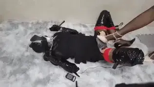 （梦瑶）丝袜全包，K9强制高朝，龟责，口球，高跟鞋绑脸上，高跟鞋踩 1.带上口球，抚摩敏感部位，电击器和杠塞振动，用棒棒刺激，寸止，带上电击器和静电胶带才知道，原来静电胶带是可以导电的，电击器一开，被静电胶带包裹的部位都被电了，呜呜。<br>2.用棒棒进行强制高朝，同时开始电击和振动杠塞，玩弄敏感部位，用高跟鞋和丝袜腿踩下面，高跟鞋绑在脸上强制闻气味。<br>3.用5层丝袜进行全包，带上项圈和棒子，放置一个小时。<br>4.晚上再双腿折叠吊绑起来，郊狼电击、杠塞、训练器全部安排上，玩完整个人都嘛了，被放下来时双手双脚都失去知觉了。欢迎各位小伙伴来找我玩哦，QQ1182242274