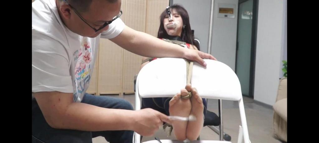五一巨献 丰富剧情 【逍遥订拍】曼妮主演 屈辱的暗夜女侠 椅子缚 疯狂挠脚心 开口器 胸缚D罩美女 鞭打 定身 电击折磨 女奴隶演技炸裂 女侠一路跟踪罪犯来到他的实验室，女侠被罪犯发现。女侠：束手就擒吧你已经无路可逃了。罪犯笑着说：给你准备了份大礼。然后拿出定身器将她定住。女侠没有防备被定住（女侠只有眼睛能动）女侠恶狠狠的看着他。罪犯给她摆成以下姿势挠他的腋下，女侠无法动便一直笑。两只手挂上丝袜然后上半身姿势不动拿起她的脚脱下靴子，便开始挠脚心，解开她上半身定身，只要丝袜不掉下来就解开她的定身。先挠左脚再挠右脚。女侠痒的不行哈哈大笑但是坚持没让丝袜掉下来。丝袜没掉快解开我，罪犯哈哈你已经是我的玩物了，继续将他定住，女侠生气大喊：你个死变态王八蛋，臭混蛋快放了，用这种卑鄙手段不要脸的东西。还不服是吧，罪犯拿出了奴隶水，喝完就会丧失自我意识，成为他的奴隶。女侠不喝定住她的嘴掰开给她喝，喝完女侠便乖乖听话，叫我什么啊，主人，你是谁啊我是神奇女奴，请主人随意处置我随便玩弄我。罪犯拿出绳子最好是粗一点的，手被包成起来拿胶带缠上然后绑起来然后如图绑起来，上半身多捆几道勾勒出胸部（适合曼妮这种D罩的），捆完转一圈拍一下。拿来扩口器戴上将原味臭丝袜）塞进她嘴里，熏的女侠差点把袜子吐出来，罪犯赶紧拿透明肌肉贴粘住防止她吐出来，又戴上鼻钩，下半身如下图腿部捆个六七道捆紧一点脚腕的绳子绑在凳子上，大拇脚趾绑起来吊起来。罪犯开始拿牙签扎她，女侠便很爽的叫着，原来女侠还是个抖m啊，罪犯便拿来一些牙刷，齿轮啥的疯狂挠女侠的脚心，女侠一开始还挺享受可是越来越痒，女侠便闪躲几下，躲是吧罪犯马上定住她腿便伸直无法动弹，受着吧，女侠哈哈大笑，还挠她腋下，无法动弹只能受着。又拿出鞭子抽她，拿电击棒()，电击女侠的身体，一会解开电，一会定住电随着电流增加，女侠也是被电的抽搐幅度越来越大，罪犯也一直拿走女侠忍受不住昏迷过去。罪犯说：女侠也不行啊。