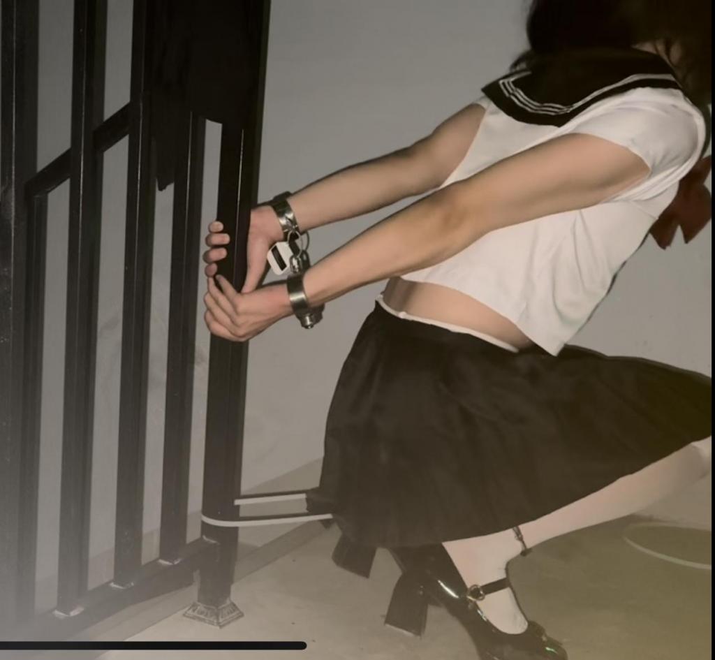 【柚里】绝望无退路楼道手脚铐定时锁自缚，扎带禁锢，后塞➕白丝袜JK 高跟鞋（伪娘～） 这次是在小区楼道里自缚！用两副手铐和一个定时锁，再用扎带把活动范围限制在这一小块地方内。先把黑丝脱掉换成白丝，然后铐住双脚（这个本来就是手铐，用它来铐我的脚踝非常勒得慌，稍微动一动就会很疼！！），然后用扎带和栏杆连接在一起，最后再用定时锁定号时，把两个手铐连接在一起，反手铐住双手后就再也没有回头路了，只能等定时结束之后再解缚，如果定时所出问题的话，真的一点办法都没有，这个距离我也够不到放在一旁的包里面的钥匙！！<br>这几十分钟时间内有很多电梯的动静也能清楚地听见有人上下楼梯甚至开门的声音真的很害怕他们上来看到我，我也小心翼翼地尽量不发出声音！！真的惊险太吓人了太羞耻了！！