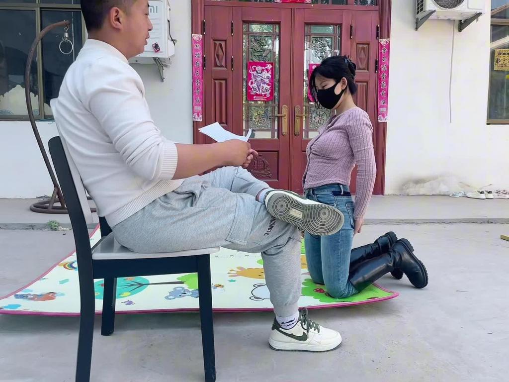 调教女m 女m从门口进来，走到翘二郎腿的男人面前跪下，对着男人磕头请安，男人踩在女m头上蹂躏了一会，开始教女m怎么服从自己。<br>1.命令女m站起来，对着自己跪下，先半跪，再跪下，身体跪直（重复3次下跪动作），伸出手来与主人握手，然后学狗爬绕着男人爬几圈<br>2.教女m怎样跪着走，让女m站起来，往远处走，然后跪下，跪直了身体用膝盖走路。，走到男人面前，行跪拜礼<br>3.让女m停止跪拜，站起来，走到旁边去拿小皮鞭，然后半跪，递给男人，男人用小皮鞭抽打女m，抽手臂，腿和屁股，抽一会后女m磕头谢谢主人。然后男人踩着女m的头抽打女m后背。<br>3.打完后，命令女m给自己擦鞋（男人站着，女m也站着，然后命令完后，女m跪下去，给男人擦鞋）擦完后，命令女m身体跪直，开始扇耳光，扇几个后，命令女m给自己磕头<br>5.拿出狗链开始遛狗<br>原创王宁服饰订拍QQ 3682324353