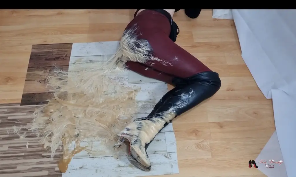 Secret glue formula gets Maria super-stuck 作者：Feet Worship Club Store<br>内容：玛丽亚被一家胶水公司的首席执行官雇佣去一个实验室窃取一种秘密的超级胶水配方。玛丽亚穿着漂亮的黑色靴子和深红色的紧身皮裤闯入实验室。她开始寻找一些线索来帮助她找到秘密配方。实验室里有各种各样的化学物质，还有一些秘密文件。其中一份文件上有绝密铭文！可能就是这个！玛丽亚很快阅读了文件上的内容，然后她打电话给雇佣她做这项工作的人，告诉他这个好消息。如果仅此而已，一切都会好起来，但玛丽亚忍不住对实验室里的物质感到好奇。她拿了一些烧瓶和化学碗，里面装满了不同颜色的不同液体。她开始把烧瓶里的东西混在一起。灾难来了！玛丽亚把这个超级胶水的成分混在了一起！一切发生得太快了，玛丽亚甚至没有意识到发生了什么。某种液体溢出烧瓶，流到了地板上。这就是超级胶水！玛丽亚吓坏了，想打开灯，以便清理现场并离开，但她正好踩在地板上粘稠的黏液中。那一刻，她知道事情会非常非常棘手。她试图抬起被困的脚，但这比以往任何时候都难。秘密的胶水配方太浓了！她几乎不能动，她很快就摔倒在地上，屁股也被粘住了。现在，她将体验超级胶水的力量！