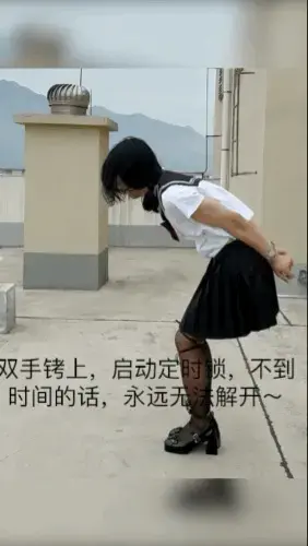 【柚里】天台手脚铐定时锁惊险自缚&amp;脱白袜塞嘴毫无退路QAQ～摔倒腿都磕破了 鼓起胆子来在白天又找了一个小区的天台，烟囱都在转动，时常能听见楼道里的电梯声响，真的非常刺激非常吓人，很怕他们上来看看我在上面闹什么动静QAQ<br>用的是两幅手铐，一副加定时锁反铐双手，一副用来固定绑腿的扎带，定时锁不到时间的话只能乖乖挣扎等待解放~<br>依然是jk制服➕黑丝袜，这次换了个薄一点的。来的时候运动鞋穿着黑丝和白袜，自缚的时候把白袜脱下直接塞到了嘴里再戴上口球 拿下来的时候袜子已经被口水浸润了！！<br>扎带绑腿真的非常非常紧，而且特别勒得慌，因为临时回家没有带绳子，所以只能用这种东西来折磨自己呜呜呜呜呜<br>ps.最近家里出了点事情比较困难，想帮家里省点生活费，不得不启动录视频的旧行当，看大家给我的留言也很期待我回归，那就谢谢大家热心捧场了5555555磕一个