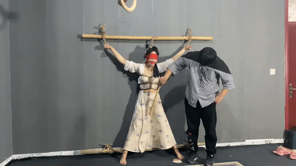 【山鬼工作室】古风小姐姐被大字捆绑羞辱，带口球拉丝。 【山鬼工作室】古风小姐姐被大字捆绑羞辱，带口球拉丝。面向全国爱好者开放，1:本店提供绳艺捆绑模特服务，体验女绳师捆绑服务，体验长时间囚禁服务，绳艺教学培训，绳艺交流会，场地出租，专业麻绳销售，原创视频套图销售，作品私人订制，模特原味丝袜出售等.2:本店招募同好合作伙伴。3:接长期定拍，价格优惠，非诚勿扰，加好友备注来意.4:倡导绿色、健康的亚文化，接受正常绳艺，以及绳艺娱乐方面的内容.微信：siyao07280612（司瑶）  QQ;1077384455（司瑶）shangui7988(山鬼）视频解压密码sg456<br>
