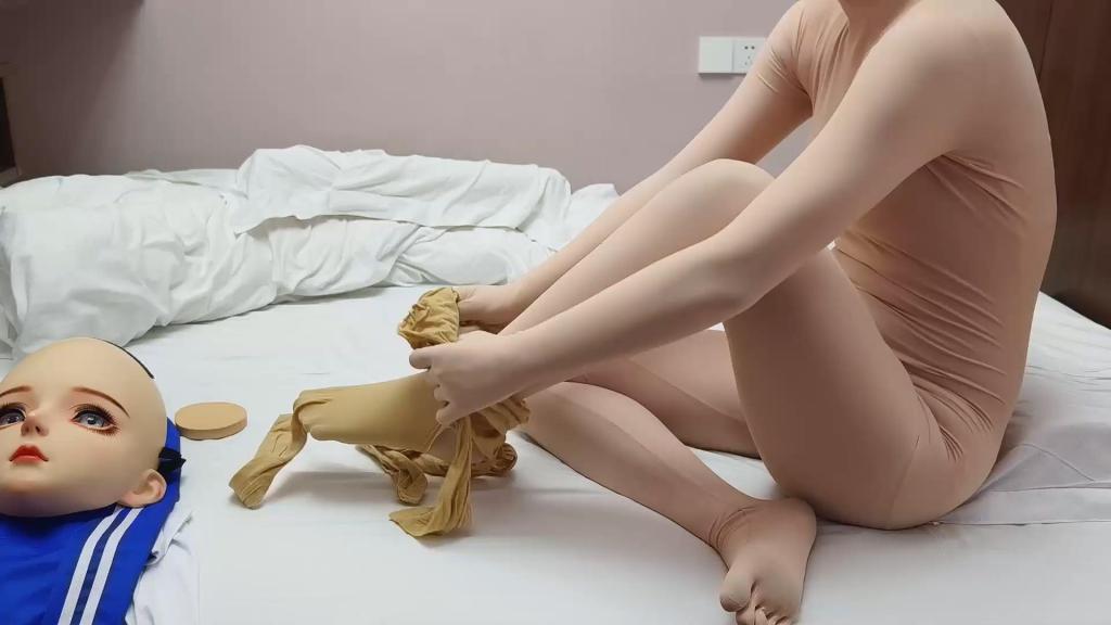 【梦的kigurumi】学生时代の禁欲！ 尝到第一次的我已经对欲罢不能感觉产生了依赖，只有无尽的[X_X]现在才能满足我的需求，今天尝试了好多种姿势，不得不说穿上全包连身衣和连身丝袜的感觉真不错，隐藏在面具下的脸也不用受到表情的约束，不知道什么样姿势才能让我更刺激呢......