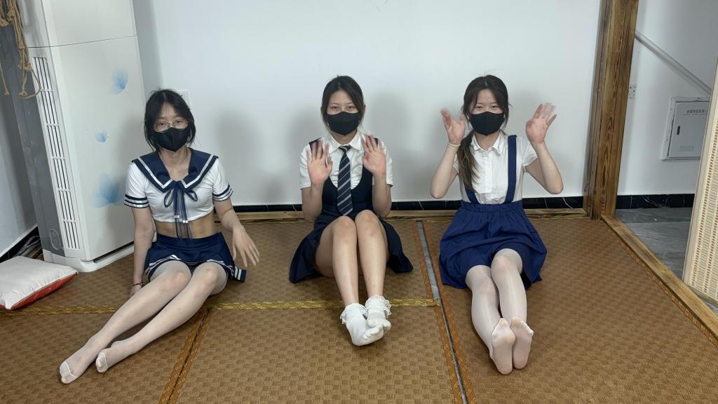 《御仙原创》色色贴贴游戏（学生装，白丝，剧情游戏。三女采访） 又到了工作室的游戏时间，本次视频全程无剪辑。事实记录了三位模特真实游戏，第一个游戏用剪刀石头布的方式，决定胜负和惩罚，本轮共七个回合，谁才是最幸运的哪个呢？第二轮游戏转圈跪趴抢工具，谁先抢到就可以决定另外两个人的sp惩罚，谁才是那个赢家呢？第三轮游戏也是本期视频的重头戏，模特跟随音乐转圈，音乐停止，做出相应的姿势即为成功，未完成的接受惩罚，视频的最后给大家放了个小彩蛋，关于本期游戏模特的真实体验感..<br>定拍咨询方式：<br>QQ:1756718889<br>vx：y1796426163<br>推：1796426163Bang<br>本工作室招募同好合伙人有兴趣的可以联系V:y1796426163（非诚勿扰。）<br>解压密码：yu12<br>下载文件后将后缀zip111改为zip解压，解压完成后，继续将文件后缀改为zip解压，解压密码：yu12 把最终的文件后缀改为mp4即可观看，请大家不要在线观看，非常容易和谐。