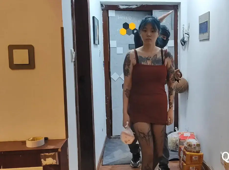 外卖员绑架【李可儿】 今天你李可儿点了一个外卖，外卖员看到她漂亮吊带小背心，性感胸大，忍不住在开门关门的一瞬间，外卖员把李可儿给打晕，带到楼上进行捆绑，超级虐待，折磨揉胸<br><br>本工作室提供绳艺捆绑模特服务、室外定拍，室内定拍，体验女绳师捆绑服务、体验长时间囚禁服务、绳艺教学培训、专业麻绳销售、作品私人定制、模特原味丝袜出售等，另外本店招募同好合作伙伴。定拍约拍。v:a156185529 <br>QQ156185529<br>解压密码168168<br><br>