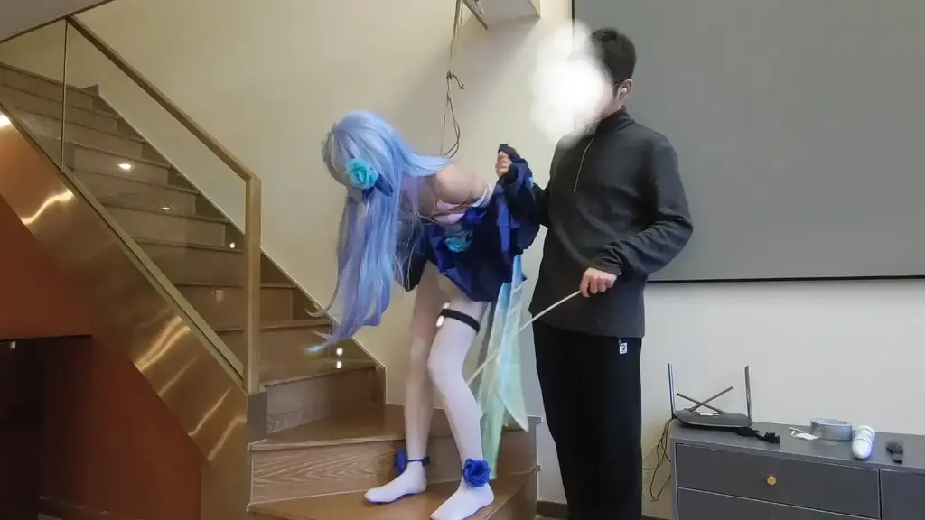 [cosplay]公孙离花间舞cos 白丝短裙后手捆绑加蒙眼郊狼刺激+高强度持续鞭打调教 本期带来的是王者荣耀公孙离花间舞cos捆绑tk调教的下半段，伪娘小m双手被紧紧捆绑吊起，失去视觉的他只能惨遭无情的打屁股玩弄，当然郊狼[X_X]也不能忘，全程刺激小m的神秘部位，最后小M也是被刺激的连连求饶。<br>大家喜欢的可以点点关注支持一下哈！