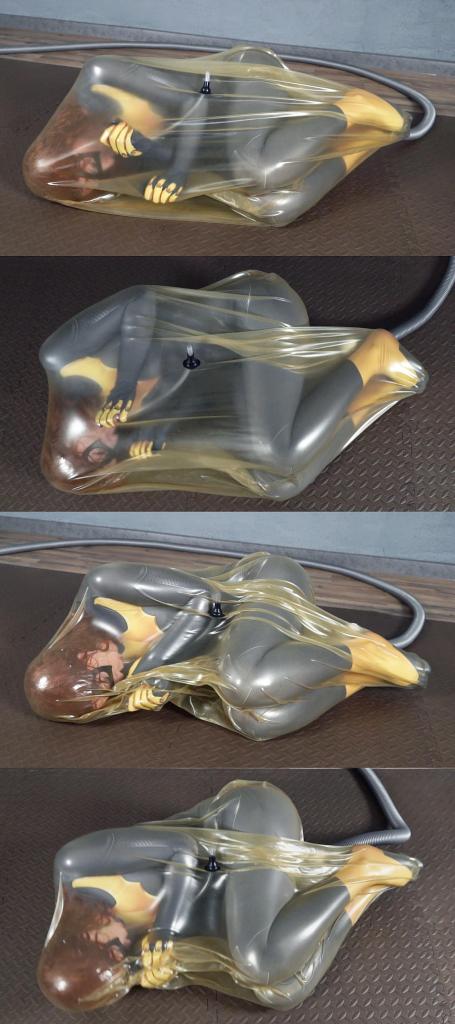 A trap for Badwoman in a clear balloon 蝙蝠女侠偷袭幻影黑客失败，反被制服，随后被塞进透明乳胶球。<br>不论怎么挣扎也无法脱出，只能任由乳胶球越吸越紧，整个人在里面无助的蠕动挣扎。