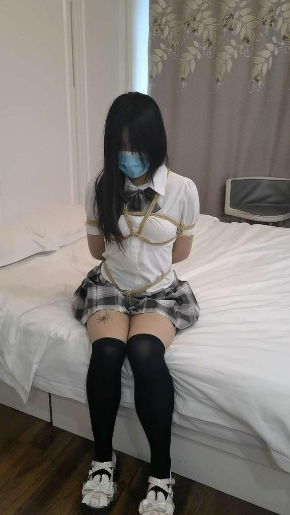 新人小宝妹子试镜① 这一次是趁着五一找了一位刚刚成年的女高小宝妹子，这个妹子据说之前自己就有体验过捆绑并且表示很喜欢！所以就让我们看看小宝妹子的接受能力如何！<br>如有定拍需求还请联系QQ：3078316178