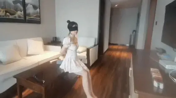 被骗到酒店捆绑的闺蜜2 闺蜜被捆绑起来之后继续被大叔或者方式调教，各种口球，口环，马具口球堵嘴，然后慢慢的褪去她的衣物，，，露出，，，，，现在旁边看的我也从来没有过的莫名兴奋！<br>小女子不才，其他精彩内容q3650421896<br><span style='color:#b0b0b0;'>[隐藏文字，购买后可见]</span>