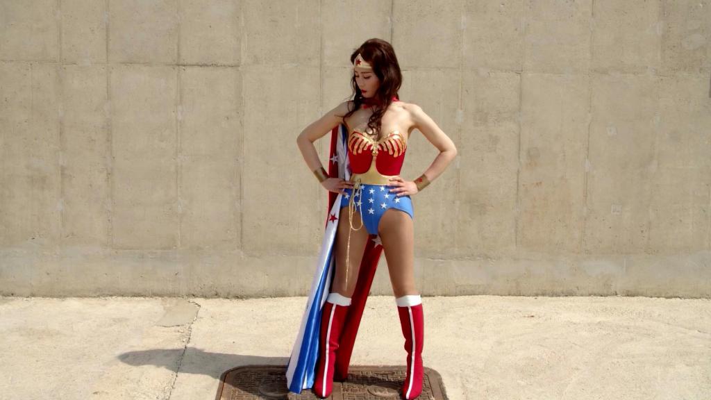 Wonder Stella vs Karl 神奇女侠wonderwoman探查到情报来到反派基地，结果被音乐吹晕，接下来就是凌辱调教时间了<br>导演 Wildkat<br>出演 성연 (Sung-yeon), 시우 (Si-woo)