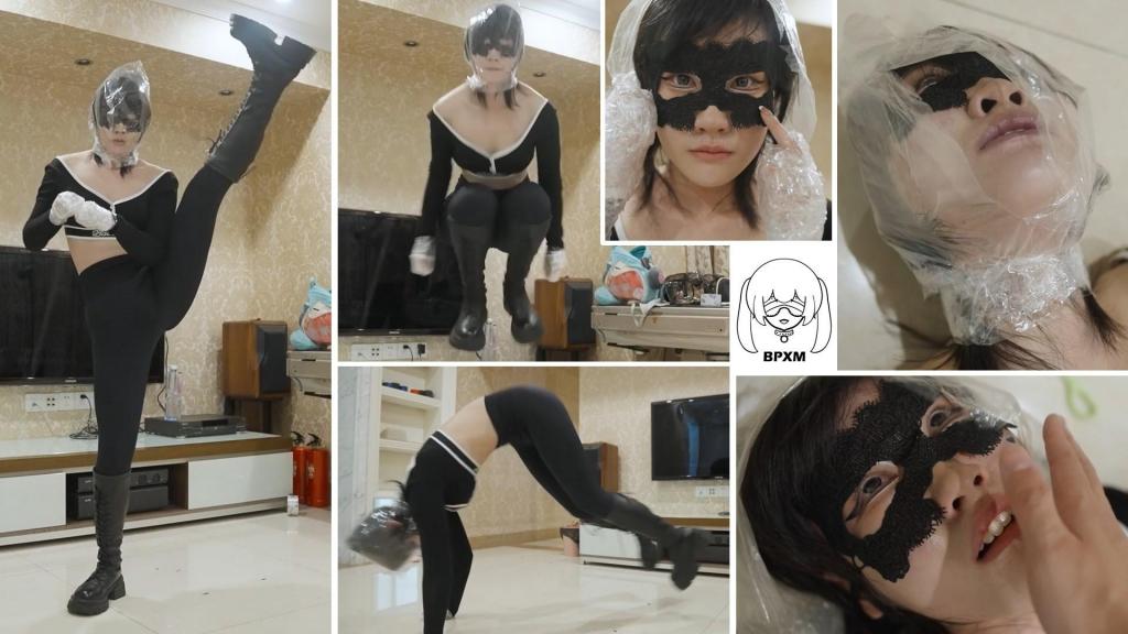 【小萌同学】小御定拍运动塑料袋昏迷昏厥，重度警告请勿模仿！ 网盘html的格式改为rar 恢复更新了，上个月有事出去忙了~ <br>她头上套着一个密封的塑料袋，再次进行呼控无氧运动。深蹲踢、抱膝跳、立卧撑跳、深蹲跳，这些都是非常激烈的练习。设定了一些目标，她必须在打开袋子之前实现这些目标。<br>她没办法数数，因为她没有清晰的意识。缺氧……不管怎样，我决定惩罚她。最后一次深蹲跳后，我决定不再放开她，看着她受苦直到闷绝昏倒，看着她嘴唇发紫无助地躺在地板上。她这次晕倒的表现与以往有很大不同。大概是剧烈运动后。