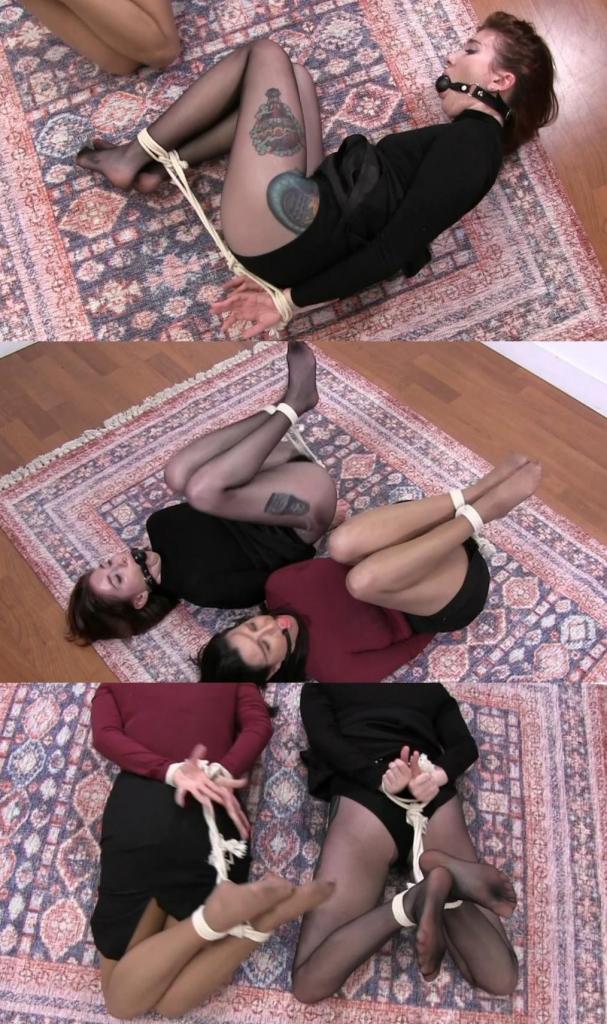 Kobe and Molli Hogtied 科比和莫莉穿着高领毛衣和连裤袜，被捆绑起来，嘴巴被塞住。 他们只能在地板上挣扎。Kobe and Molli and hogtied and ballgagged while wearing turtlenecks and pantyhose.  They are left to struggle on the floor. 