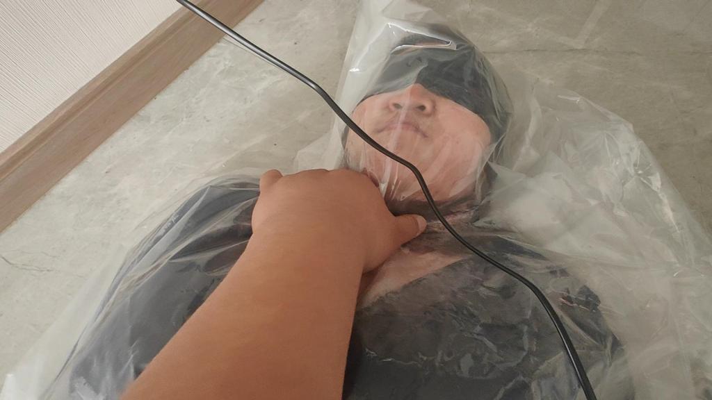 母猪的真空袋崩溃调教 定拍加QQ34957685<br>这只送上门的母猪是真应该被玩弄，咱就是说，忍耐度是真不错<br>咋打咋捆也是都能忍住，但是真空袋她是真扛不住，既然不是媳妇，那就狠狠玩<br>第一次吸发现有点漏气，二话不说直接胶带封住，<br>第二次直接吸干，然后用手捏住，<br>中途扛不住了想让我给放开，哈哈<br>真是头母猪，真应该玩弄