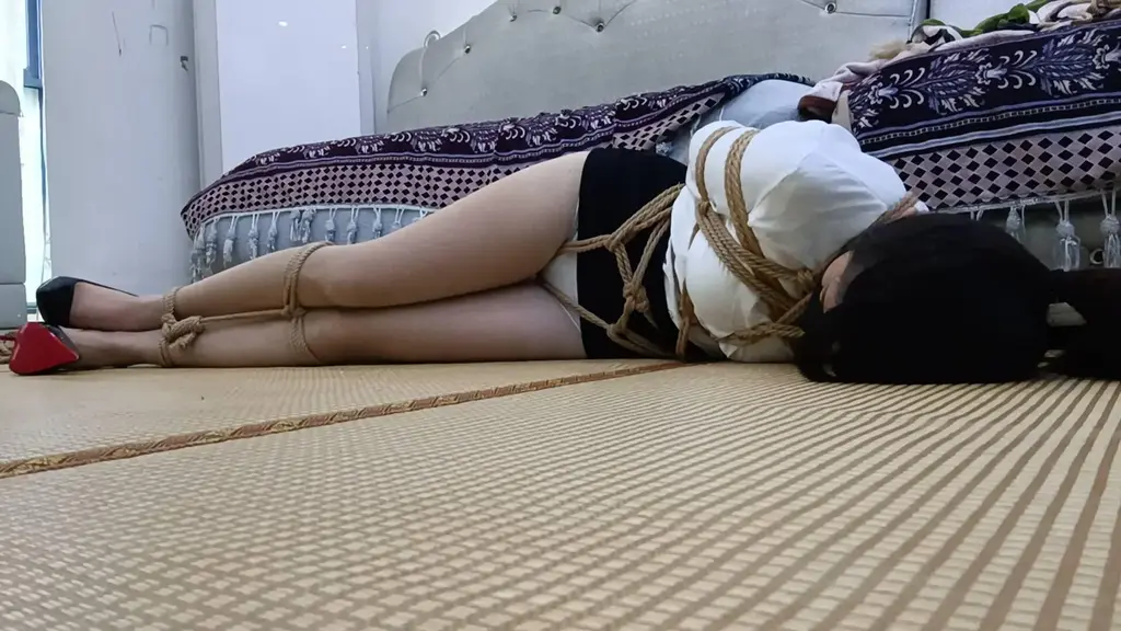 【佳怡】失踪的姐妹花【音频朗读】 【佳怡工作室】定拍视频、定制音频QQ：2019384890【出原味妹子】【佳怡】2019384890<br>【琳媚】2512774782可以和妹子本人直接交流  联系佳怡<br>【音频小说定制】也是找上面的妹子们<br>【其他业务】约绑攻略有售以及本工作室正式启动会员优惠折扣方案，请有兴趣的同好加客服妹子Q：2019384890<br>【赞助方案】69赞助最少赠送10部视频，98赞助最少赠送20部视频，198赞助最少赠送50部视频，价格相当优惠~<br><br>“嘴张大些~啊~~~~！”<br><br>    “啊~~恩恩”蓝姐用力的把大号口塞球塞到了我的小嘴里。<br><br>    “老实的披上这件衣服，我带你去停车场散步，当然你的脚也别想太自由。”<br><br>    兰姐冰冷的说着，把大衣披在我的肩膀上。<br><br>    “别想逃跑，这样被捆绑的身体，被别人看到了，小心被强X。”<br><br>    我很后悔的流下了眼泪，但是又不敢忤逆身边的蓝姐。胸前，手腕，双腿膝盖以上，包括[X_X]都被紧紧的捆绑着，咬着口塞球的嘴巴外面还带上了口罩。披着大衣的我，别人乍一看还以为是什么可疑人物。紧身衣的胸前被挖了两个洞，刚好把我挺拔的[X_X]完全展现出来，被蓝姐在胸前[X_X]了两个翡翠小吊坠，我红红的脸霞更是惹人喜爱。蓝姐一边嘲笑一边蹂躏着我的那还算自信的胸，还一边说着侮辱我的话。使我的耻辱感更加强烈了。<br><br>    “别想这样简单就消除我的恨意，我也不会让你死的。哈哈哈哈”<br><br>    听到蓝姐这样的笑声，我真不知道以后我会变的怎么样。<br><br>    为什么我会被这个叫蓝姐的女人捆绑玩弄？这还要从半年前学校选美大赛的时候说起。<br><br>    我叫玲儿，和孪生姐姐芳儿一起参加了一年一度的大学选美大赛，我们两姐妹天生就是当模特的料，天使的面孔加上魔鬼的身材，获得了无数男生的芳心。而我和姐姐芳儿又是没有主的名花，更让所有男生倾倒。比赛时我和姐姐以决定性的优势一起获得了冠军。而当时的第二名，就是比我们姐妹两大一岁的蓝姐。蓝姐也是天生丽质，性感，妩媚，但是她那大姐大的性格着实让男人吃不消。<br><br>    对于自尊心极强的蓝姐来说，选美的失败等于人生最大的挫折，而对于给予她挫折的我们两姐妹当然是不会这么简单就放过了。<br><br>    我姐姐从选美以后到现在已经失踪了半年，估计就是蓝姐的杰作。<br><br>    我和姐姐的关系非常的好，吃饭睡觉都在一起。姐姐失踪以后，虽然我很消极，但我还是积极的配合警方寻找线索。但到现在都没什么结果。<br><br>    我天天都想念芳姐，我和姐姐在一起还有一个没有人知道的秘密，那就是我们姐妹两都是被缚爱好者。每每在一起，我们都会互相把对方捆绑起来玩，现在姐姐不在身边，我看着姐姐的房间，想到姐姐在的时候，身上不知觉的痒了起来。我偷偷的找出了姐姐藏的绳索，把自己捆绑了起来。双脚从脚腕到膝盖到大腿都捆得紧紧的，手臂，胸前都捆绑好了，拉紧，双腿间还放了带马达的小玩意。再把并排捆绑的双脚向后翘起，把脚腕和捆绑胸部的绳索连接起来。就成了驷马倒躜蹄的姿势，当然，我不懂怎样把双手绑紧，就这样马虎的用绳子缠了几圈，但是绳子给我的拘束感，让我产生了姐姐就在身旁的幻觉。<br><br>    就在我沉醉在绳索的幻觉中时，我听见有人推门的声音，一定是姐姐，只有她才有钥匙。我兴奋死了，让姐姐看到我着难为情的样子，真不好意思。我艰难的爬向客厅，想快点看到我那朝思幕想的姐姐，我要扑在姐姐的怀里，向她哭诉我这几天的痛苦。<br><br>    但是我看到的不是姐姐，而是----蓝姐。她拿了姐姐的钥匙。<br><br>    一看我被捆在地上，蓝姐对着我大笑：“哈哈哈哈，得来全不费工夫，居然还是个现成的。”<br><br>    我完全被愣住了，等我回过神的时候，本来手腕上很松的绳子已经被蓝姐紧紧的捆死了。我还没有出声就被简单制服了。然后，蓝姐给我解开了连接在脚腕和胸前的绳子，把我从驷马倒躜蹄的姿势解放了出来。但蓝姐并没有给我解开其他绳子的意思，还把我扶起来，解开膝盖以下的绳子，要带我走。<br><br>    我不感大叫，也不感反抗。怕被别人看到我的模样，直到蓝姐把我带到了楼下的停车场，我才开始感到后悔没有求救。<br><br>    （痛…………）<br><br>    我走着走着，绳子勒痛的身体已经忍受不住了，我无力的靠在了一个墙角。蓝姐让我穿了双长筒高根皮靴，被捆绑的双脚走起路来很不舒服，加上被鞋子这样折磨，我简直要崩溃了。<br><br>    看我停了下来，蓝姐居然用绳子捆在我的腰间，并从双腿之间穿过，然后站在我身前，用手扯住多余的绳子硬拉着我跑，本来就已经很可怜的我眼泪哗的一下就流了出来，不知道是委屈还是痛苦。就这样，在宿舍的楼下被蓝姐拖到了学校边的一个小巷子里。短短的几百米，我却走了将近一个小时。我不习惯穿皮靴的脚已经快痉挛了。我靠在墙边死活都不动了。<br>后续请听音频