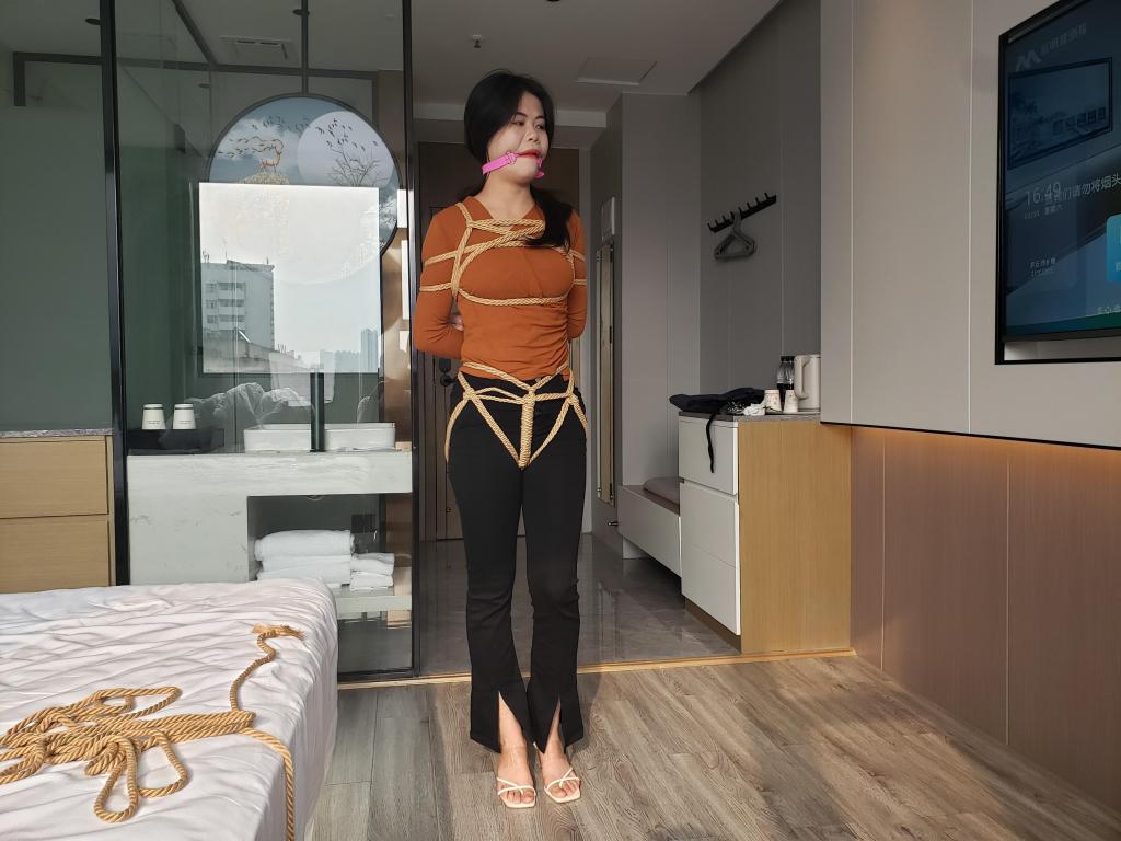 安然日式股绳盘腿 绳命线原创出品，安然日式股绳盘腿缚，这妹子怎么绑都能接受，就是怕挠痒，挠得她哇哇叫，喜欢挠痒的可以看过来，欢迎定拍、约拍、绳艺体验、一起交流学习，欢迎在广西或者南宁市区的小姐姐们过来体验绳艺，本工作室长期招聘模特，感兴趣的小姐姐踊跃报名哦！同时工作室也推出约绑攻略，有兴趣可以咨询。联系方式 QQ 1224986223 其他平台均为盗版，请认准妖狐原创视频！感谢支持！视频解压密码shengmingxian