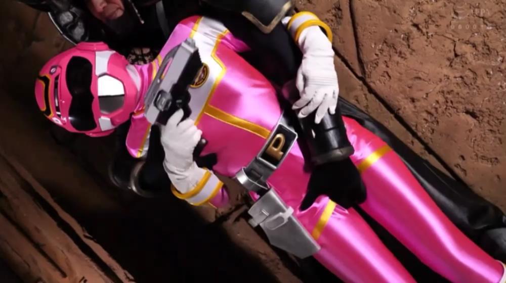 疾走戦隊マッハレンジャー ～狙われた完熟マッハピンク闇堕ち～ 马赫·平克/佐仓亚美是战队冲刺中队马赫游骑兵中唯一击败邪恶组织死亡之雨指挥官的红色成员。二十年过去了，她已经从前线退役，现在以总统助手的身份过着日子，但在马赫·雷德的要求下，她重返现役仅一天，就完成了擦拭的使命出残余物。然而，这是一场精心策划了20年的复活死亡之雨的计划……前去营救年轻战士马赫·布鲁的马赫·平克，被自杀式炸弹袭击者戈尔贡击败，并被带到了他的藏身之处。成熟的身体被玩弄的马赫粉红。随着她作为一个女人的成熟，她隐藏的欲望被点燃。她被洗脑成为死亡之雨的仆人，并在喷射成熟的[X_X]汁液时变得头晕目眩。然后，经过魔法伪装的马赫·粉红出现在马赫·蓝等人面前，以压倒性的力量击败了他们，并将他们变成了自己欲望的猎物。吞噬青春的少女发出妖媚的笑声……【BAD END】<br>作品番号<span style='color:#b0b0b0;'>[隐藏文字，购买后可见]</span><br>出演女優 広瀬結香<br>悪の組織デスレインの総帥を倒した疾走戦隊マッハレンジャーの紅一点マッハピンク／佐倉愛美。それから20年、彼女は第一線を退き現在は大統領補佐官として日々を送るのだったが、マッハレッドに頼まれ残党一掃の任務のため一日だけ現役へと復帰するのだった。だが、それは20年間緻密に練られたデスレイン復活の作戦だった…若き戦士マッハブルーを助けに向かったマッハピンクは自爆怪人ゴルゴンに敗れアジトに連れ去られる。熟れた身体を弄ばれるマッハピンク。女として完熟し秘められた肉欲に火がついてしまう。完熟したアクメ潮を吹きまくり放心状態となりデスレインの下僕となるように洗脳されるのだった。 そしてマッハブルー達の前に現れた魔装したマッハピンクは圧倒的な力で彼らを倒すと自らの肉欲の餌食にする。若き精を貪った彼女は妖艶に嗤うのであった…[BAD END]