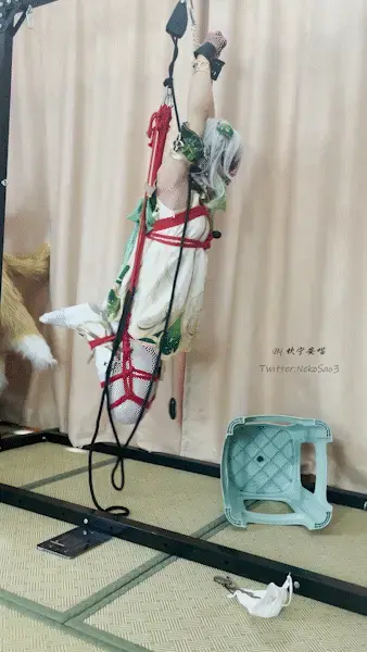 [坎喵]原神cos-草神折腿悬吊自缚+强高+多重电击 哈喽，这里是坎喵，是个努力想要变可爱的男孩子~<br>这是一期自缚，角色是熟悉的草神，经典姿势——折腿吊缚！但是双手改为了前手高吊的姿势~除了常驻道具训练器外，还有电击贴片和电击gang塞~在不能解脱的痛苦中感受逐渐增强的电击却什么也做不了，中途尝试将踢倒的椅子勾回来但不出意外的失败了…<br>前40分钟为完整的自缚过程<br>网盘传源文件会挂，所以传了压缩包，如果可以尽量用林子的保管库下载吧<br>另外推特(或者叫X）和林子同名，ID @NekoSao3，欢迎关注~<br>随缘接自缚类定拍，有需求的客官可以林子站内信或推特私信联系~<br><span style='color:#b0b0b0;'>[隐藏文字，购买后可见]</span>