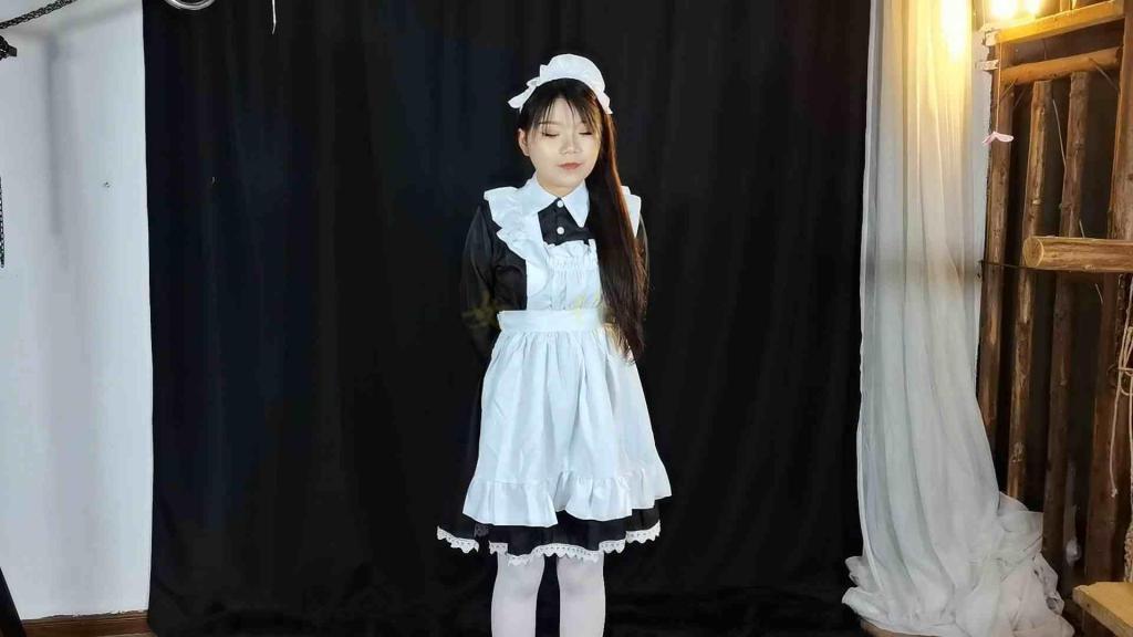 嫣儿定拍 日式白丝短裙女仆装吊腿坐及M腿吊缚 无剧情捆绑挣扎<br>嫣儿身穿白丝短裙女仆装坐地[X_X]起腿，用丝袜团成大号的丝袜口球堵住嘴。后面解开腿的绳子，添加上股绳并绑成M字开腿，再慢慢吊起来，最后将之前堵嘴的丝袜取下，整个塞入口中并用胶带封死，动弹不得只能默默地发出呜呜声。2024.05.09<br>解压密码123，两次解压<br><span style='color:#b0b0b0;'>[隐藏文字，购买后可见]</span>