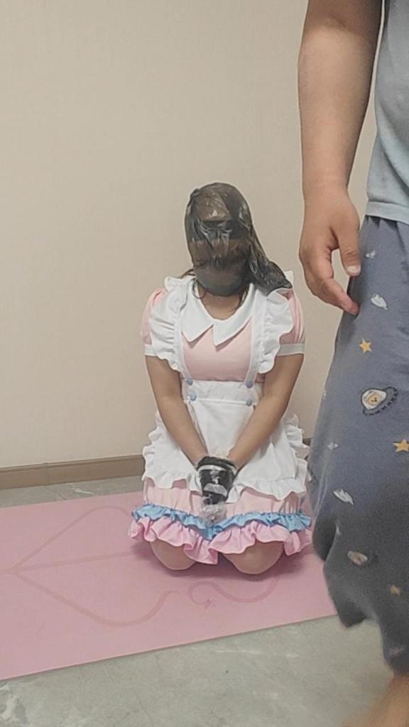 小公主保鲜膜调教的崩溃大哭 定拍加QQ34957685<br>大家有什么好点子，想法可以加我QQ交流<br>给媳妇买上了女仆装，是不是显得很少女啊哈哈，<br>先是用塑料布调教，接着来几圈保鲜膜，小公主最后可是崩溃了啊<br>