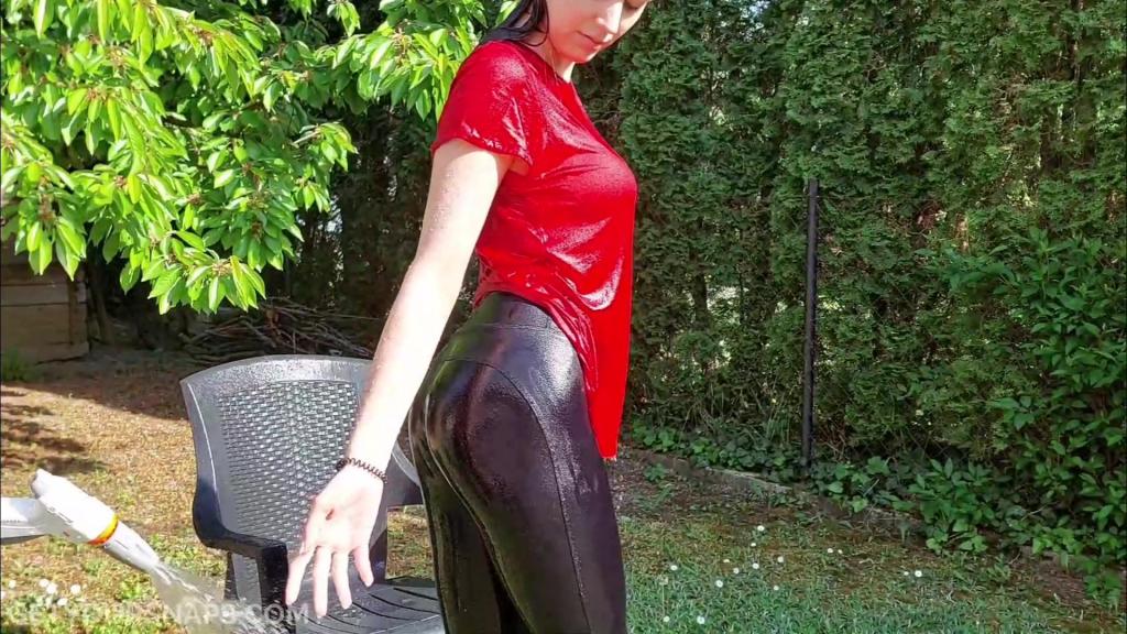 REBECA IN THE WET RED T-SHIRT 作者<br>getyoursnaps<br>内容<br>Rebeka in red T-shirt and tight leggings takes a shower.She is very wet.