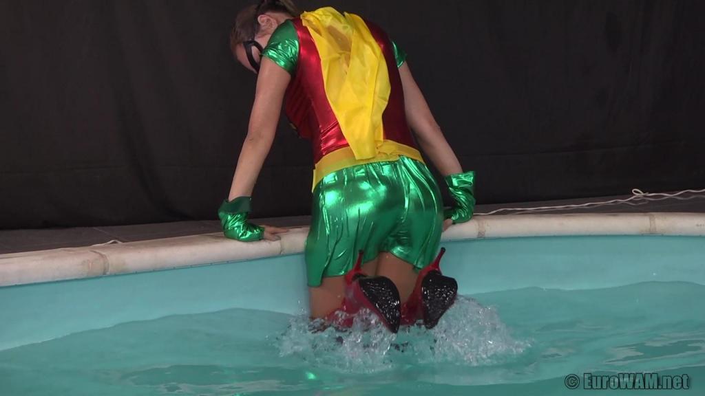 T928c3 作者<br>eurowam<br>内容<br>We had a batgirl a while ago so of course, we had to dress up a girl in a Robin suit ;) Enjoy watching Simina's pool dunk.