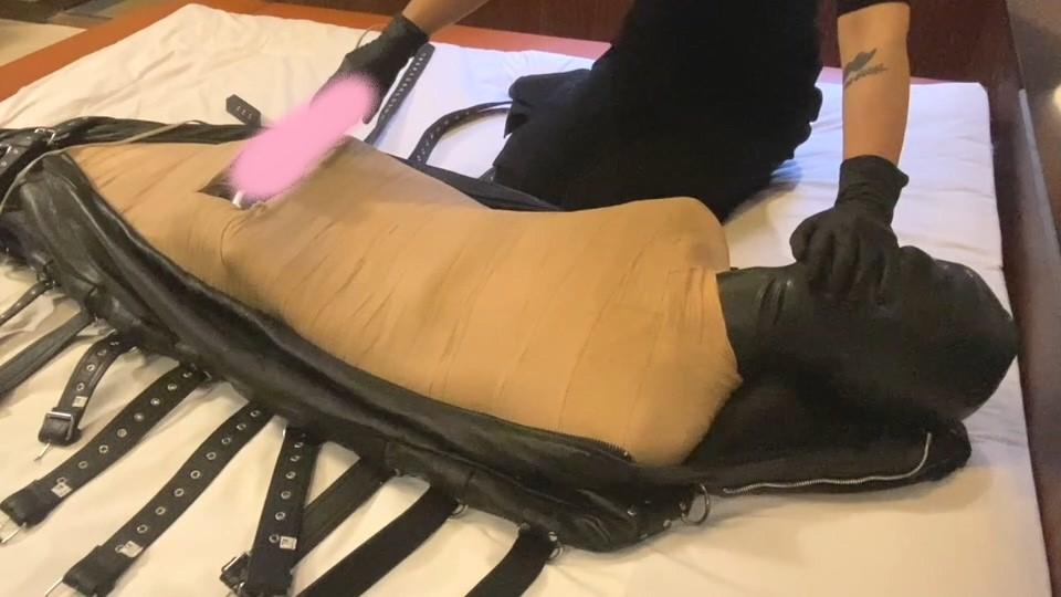 【多重拘束】ヴェトラップ・レザー・ラテックス Vetrap Leather Layer Encasement Latex 【多重拘束フェチの方へ】<br>・ヴェトラップを使用した身体拘束<br>・ラテックスフェイスマスク<br>・本革スリープサック（寝袋）<br>・ゴム手袋の呼吸コントロール<br>・[X_X]管理<br>地肌が露出する部分を全て排除して全身を覆いました