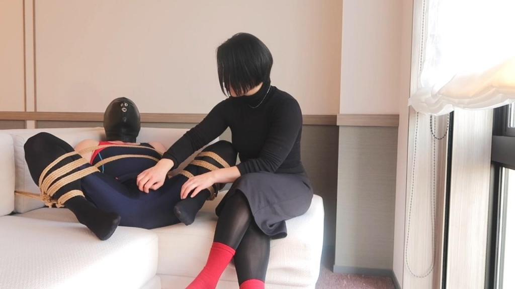 ナイロンと拘束フェチ　Nylon and Rope bondage ナイロン素材と拘束のコンビネーションは人気が高いフェチセッションのひとつです。<br>ナイロン素材のレイヤーで敏感になった皮膚感覚は刺激が高まり、触れた場所が全て性感帯になったような感度を体感できます。<br>さらに無理な体制で拘束を加えることで、自分をコントロールできない羞恥と心身を征服される解放を味わうことができるのです。<br>耳元で囁かれるだけで身体がビクビクと跳ね上がり、拘束されている絶望と喜びに何度も気づくことができます。
