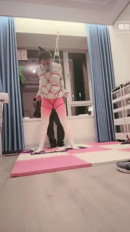 海月老师课堂 束缚 吊缚 新课程 记录 海月老师课堂 束缚 吊缚 新课程 记录<br>创作：海月老师课堂<br>描述：海月老师课堂 束缚 吊缚 新课程 记录，超精彩的女王捆绑视频，女王被绑吊到痛苦嚎叫，喜欢的请大家多多支持一下吧，视频比较高清，就是视频中有一个播放器图标但不影响过看，介意勿买