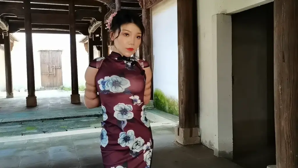嫣儿国风唯美旗袍 户外御园紫旗袍五花收臂缚 嫣儿国风唯美旗袍户外捆绑拍摄，嫣儿身穿紧身丝质紫花旗袍黑色连裤丝袜高跟鞋，两臂被双股绳子缠绕六圈后用绳子再次收紧双臂固定住手掌，然后在户外进行移动拍摄，结尾还引起景点中的其他路人围观。2024.4.21-御园旗袍五花-紫<br>头像右侧点击视频进入主页，关注更多嫣儿最新绳TJ作品。