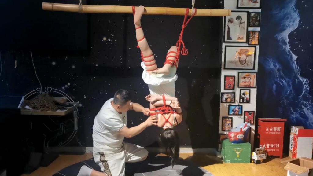 韩玉酒醉的绳戈 韩玉（琪梦）醉酒之后主动找绳师鑫哥体验绳艺吊缚<br>白裙 灯光 场景鑫哥有了醉意的加持更有了创作的灵感<br>韩玉仿佛一件艺术品空中上下翻飞美轮美奂<br>时间：46分钟<br>大小：2.6G<br>定拍QQ：445055822