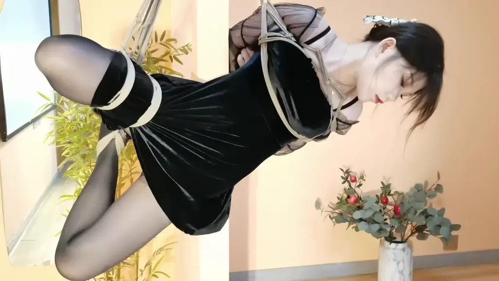 嫣儿吊带纱裙黑丝 单M腿墙壁侧吊 嫣儿穿着吊带透明纱裙和黑丝高跟鞋，日式后手缚 胸缚，上身侧吊起后，一条腿绑成M腿也吊起来，再把绳子捆在另一条腿脚踝处一样吊起来，嫣儿整个身体被侧吊悬空。<br>头像右侧点击视频进入主页，关注更多嫣儿最新绳艺TJ作品。2024.3.18-M腿墙壁侧吊