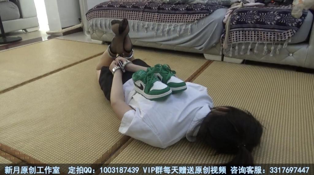 【佳怡】衬衫超短裤 短黑丝 8字铐 驷马铐练习 tk 调戏 【佳怡工作室】定拍视频、定制音频QQ：2019384890【出原味妹子】【佳怡】2019384890<br>【琳媚】2512774782可以和妹子本人直接交流  联系佳怡<br>【音频小说定制】也是找上面的妹子们<br>【其他业务】约绑攻略有售以及本工作室正式启动会员优惠折扣方案，请有兴趣的同好加客服妹子Q：2019384890<br>【赞助方案】69赞助最少赠送10部视频，98赞助最少赠送20部视频，198赞助最少赠送50部视频，价格相当优惠~<br><br><br>我被8字铐分别铐住手脚，一把脚铐把手脚连在一起，这不就是驷马铐吗？<br><br>男人掏出一把钥匙，放在我的背上，说我拿到了钥匙就能打开手脚的枷锁。我渴望自由，因为这样真的太难受了，我被折磨的腰酸背痛，全身都疼。<br><br>我不停的变换着姿势，努力的想要把钥匙拿到，我已经汗流满背了……眼看着我就要到手了，这老奸巨猾的老东西居然在我即将得手的时候把钥匙推来推去。此时我很愤怒，我怒吼着，挣扎着，眼神恶狠狠的。<br><br>这老东西看到我的眼神，更上头了，拿出道具到处挠我，我仿佛被点了笑穴，根本停不下来……这真的让人哭笑不得……<br><br>他停下了手里的动作，我继续摸索着钥匙，好不容易得手了，新月幸灾乐祸的说我拿到一把假的……<br><br>我很绝望，我都快哭了他还不放过我……他又扔出一把钥匙。<br><br>我没放弃，我挪动着身体，我已经累的大声喘气了。这狼狈的样子我再也不想经历了……<br><br>最后我累趴在地上，老东西来脱掉了我的鞋子……<br>