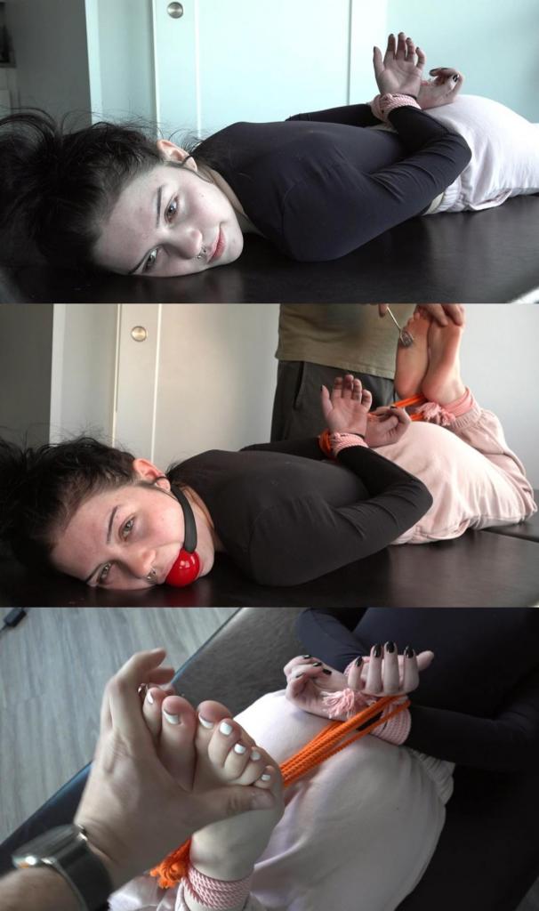 Kourtney Hogtied Barefoot (32) 20 岁的考特尼又来参加一次治疗。 这是赤脚绑带的剪辑。 它包括脱掉袜子，并在屏幕上绑住她的脚踝。 有一些短暂的痒痒，但主要是可爱的考特尼被绑住了嘴。20 year old Kourtney has come for another session. This is a clip of a barefoot hogtie. It includes sock removal and her ankles are tied on screen. There is some short tickling but mostly lovely Kourtney tied and gagged.
