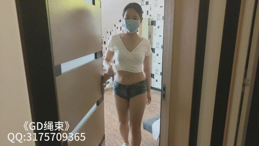 《GD绳束》又新来的模特娜娜 身高170 体重110  第一次拍摄面试微剧情 五花大绑 穿超短裤 走光露pp 打pp 挠痒  《GD绳束》又新来的模特娜娜 身高170 体重110  第一次拍摄面试微剧情 五花大绑 穿超短裤 走光 露pp 打pp 挠痒 <br>有什么适合的衣服 也可以私信我 感谢大家的支持<br>定拍或其它业务咨询请加QQ,注明来意，绿色拍摄，色情忽扰，视频的原味对外出，另外，诚心高薪招聘模特，有诚意私聊详谈<br>希望同好提出宝贵的意见，我们会努力更改。另外招聘绳艺模特 解压密码：GD123<br>加QQ前表明来意。<br>?QQ:3175709365<br>