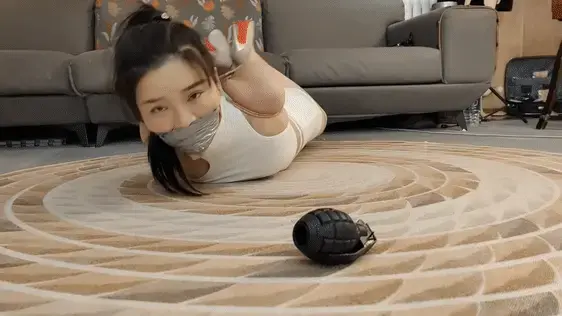 危机时刻，洛洛肉丝各种驷马捆绑挣扎 挣扎的话，还是要看洛洛，真实的捆绑挣扎，洛洛被各种捆绑驷马在地上，身旁一个定时手雷，她眼神恐惧的看着手雷，身体剧烈挣扎，试图逃脱束缚，但捆绑太紧多么剧烈挣扎都无济于事，最后挣扎劳累过度，[X_X]晕倒过去。视频解压密码：666888 。<br>一绳所爱绳艺体验店面向全国爱好者开放，本店提供绳艺捆绑模特服务、体验女绳师捆绑服务、变装绳艺体验、绳艺婚纱照摄影、体验长时间囚禁服务、绳艺教学培训、绳艺交流会、绳艺逃脱挑战赛、场地出租、专业麻绳销售，原创绳艺扑克销售、原创视频套图销售、作品私人定制、模特原味丝袜出售等，另外本店招募同好合作伙伴。微信：351552501初心