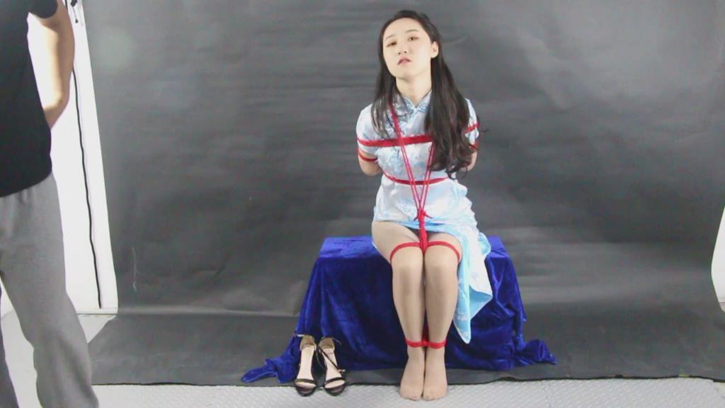 坐缚、棒棒、鞭脚（月儿）……168大学在读月儿旗袍肉丝、心跳体验后手观音紧缚+棒棒+鞭……。定拍QQ364482430.双压缩无秘。 坐缚、棒棒、鞭脚（月儿）……168大学在读月儿旗袍肉丝、心跳体验后手观音紧缚 棒棒 鞭……。定拍QQ364482430.双压缩无秘。