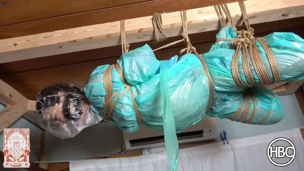 HBC X TBL; Super High Rope Bondage Hogtie Suspension in Hazmat Suit 非常精彩的一个雨衣捆绑，高高吊在横梁上，享受悬吊的乐趣。HBC的经典制作。<br><br>In a special collaboration between Hinako Bondage Clinic and Tokyo Bondage Laboratory, Mistress Chiaki gets very serious about infection protection as she puts Hinako in a hazmat suit and suspends her high into the air in a hogtie, away from anybody that may spread infection Chiaki is a such a nice friend to keep her safe like that. She will get her down when everything is safe again. Until then, she makes a nice decoration!<br><br>在日奈子束缚诊所和东京束缚实验室的一次特别合作中，女主人Chiaki非常认真地对待感染防护，她给日奈子穿上防护服，并用一条系带将她高高悬挂在空中，远离任何可能传播感染的人。Chiaki是一个很好的朋友，可以这样保护她的安全。当一切恢复安全时，她会把她打倒的。在那之前，她做了一个漂亮的装饰！