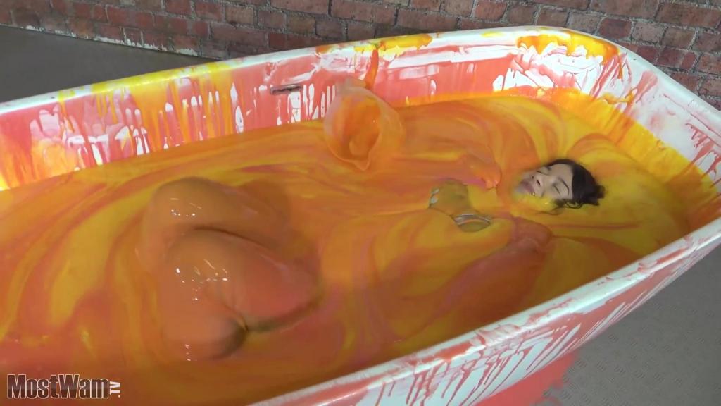 Jaz Takes A Bath In Gunge In Jeans And Satin 作者<br>mostwam<br>内容<br>Jaz is wearing, Blue Jeans, A Gold Satin Shirt and Light Coloured Heels.<br>She gets herself completely covered in Gunge in our Gunge bath full of colourful Gunge. She takes off her shoes half way through.<br>Includes Wash Off.