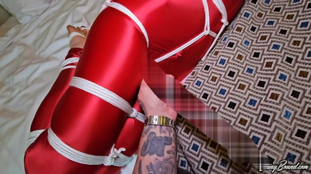 BARCELONA BABE TOE TIED AND VIBED 华丽的 18 岁西班牙恋物模特和 Domme Persefone 来我的酒店和我一起拍摄了一些场景，这是第一次！ 珀耳塞福涅穿上了一件丝质的红色氨纶紧身衣，然后我把她绑得又紧又紧！ 肘部焊接在一起，双腿在臀部、膝盖上方和下方、脚踝、脚……还有脚趾处绑住！ 她的脚趾被绑在头上的安全带上，然后我让她尝试挣脱。 可怜的珀塞丰几乎无法动弹，所以我充分利用了振动器。 我把它塞进她性感的大腿之间，紧贴着她紧绷的胯部。 她绝对喜欢这个，并开始来回推挤和磨她的臀部，拱起玩具，直到她用力[X_X]！Gorgeous 18 year old Spanish fetish model and Domme Persefone came and shot some scenes with me in my hotel and this was the first! Persefone puts on a silky red spandex catsuit and then I tie her up good and tight! Elbows welded together, legs banded at the hips, above and below the knees, ankles, feet.. and TOES! Her toes are tied to her head harness gag and then I let her have a go at getting free. Poor Persefone can barely move, so I take full advantage with the vibrator. I shove it in between her sexy thighs and right up against her tight crotchrope. She absolutley loves this and starts thrusting and grinding her hips back and forth humping the toy until she cums hard! 