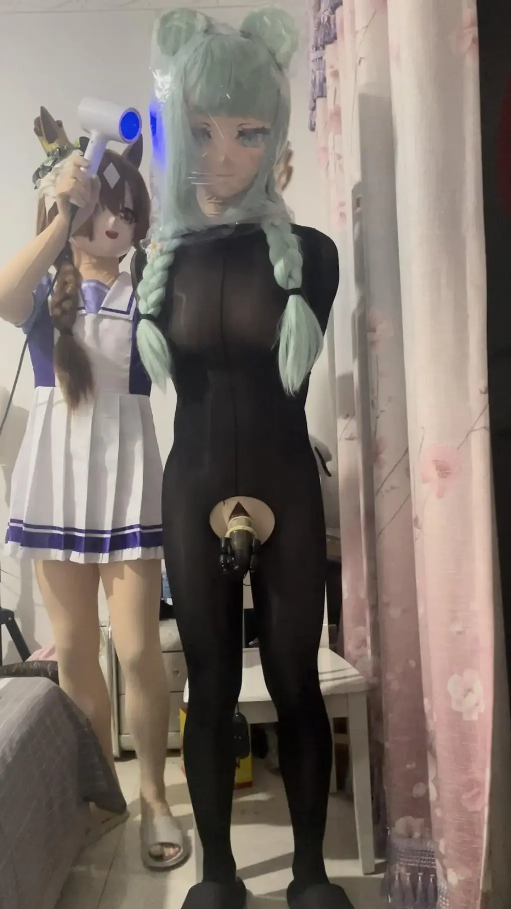 [kigurumi]双人单手套热缩袋 小禾和lono的玩耍录像呀。lono先给小禾戴上了单手套，套上了三层热缩袋，用丝袜绑紧后，小玩具开到最大！小禾就变成了一个只能在凳子上不断[X_X]的娃娃了