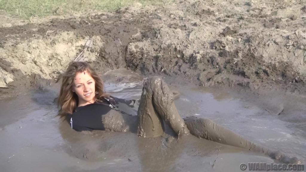 T921c9 作者<br>eurowam<br>内容<br>We want to get Kinga's sport outfit sexier then it already is. We choose to cover them with mud this time and as we know her, Kinga loves to be completely covered with thick mud, so she put the thick stuff all over her body and hair.